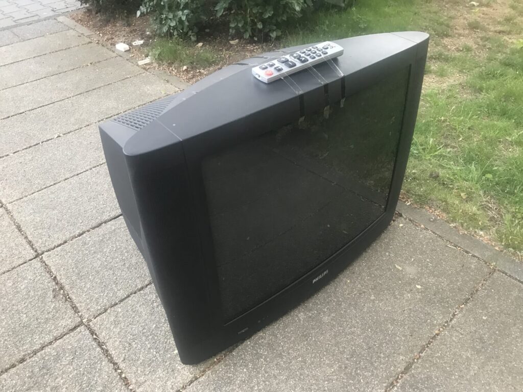 捨てるテレビ